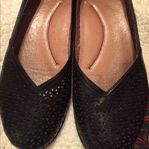 Black comfortable shoes